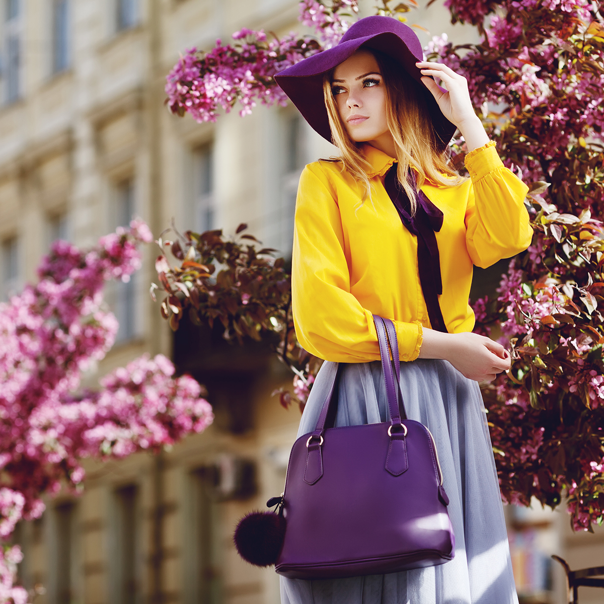 Frau mit Handtasche und Sonnenbrille